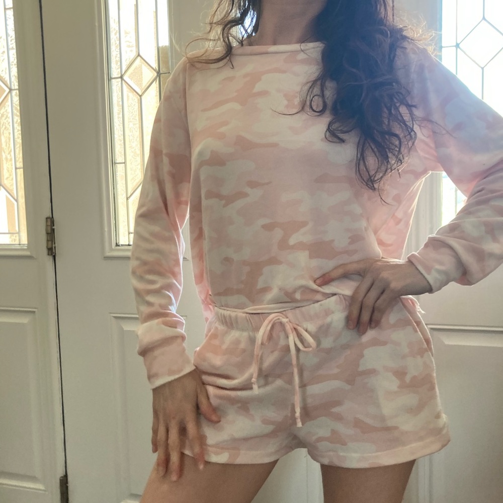 What mens size S shorts and long sleeve top pink camo - Picture 6 of 8